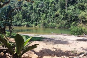 Panana City: Embera-heimo ja vesiputous lounaalla.