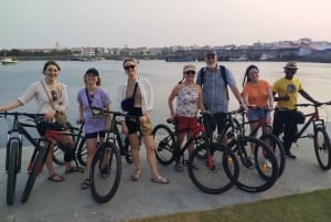 Walking tour in Casco Viejo with locals