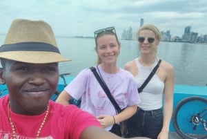 Walking tour in Casco Viejo with locals