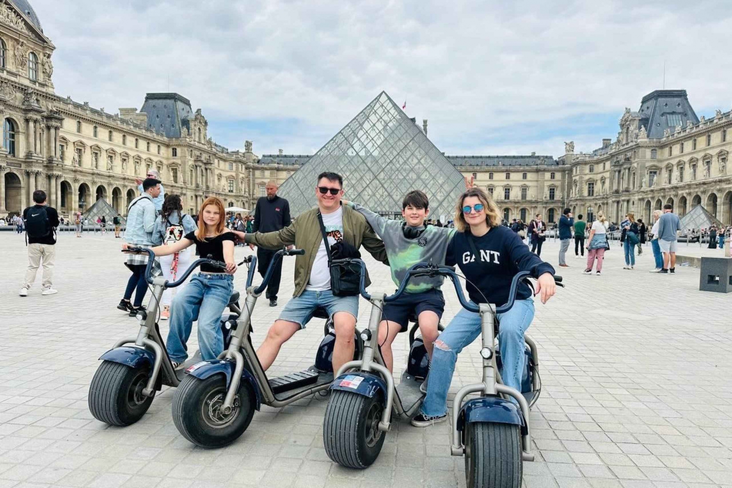 2H VIP Paris - Private City Highlights Fat Tire Tour