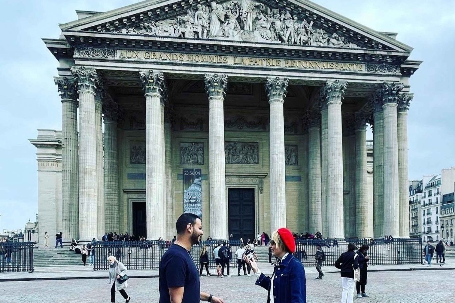 Book a local friend & explore Paris!