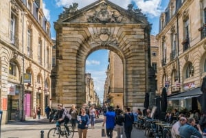 Bordeaux: Food Walking Tour with Full Meal and Wine