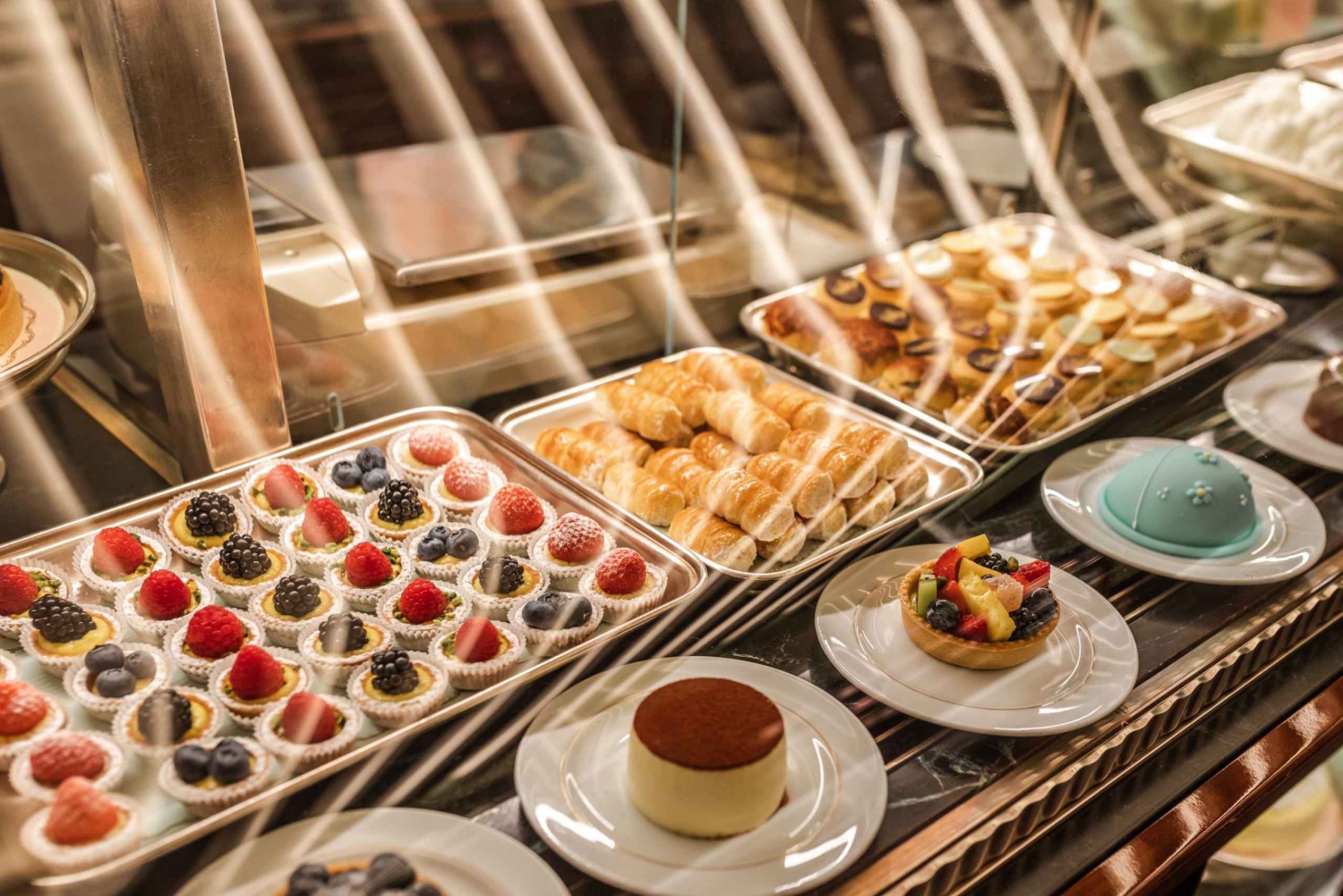 Boutiques and Patisseries: Book a Local in Paris