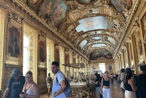 Walking Tour with Reserved Notre-Dame & Sainte Chapelle Opt.