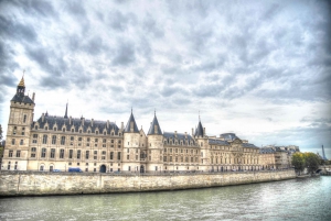 Walking Tour with Reserved Notre-Dame & Sainte Chapelle Opt.