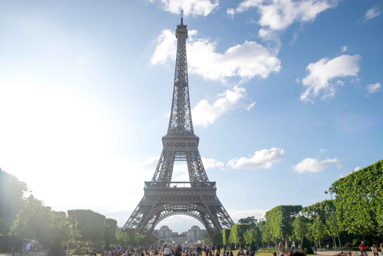 Accès réservé à la Tour Eiffel, au sommet ou au 2e étage en ascenseur