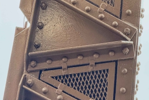 Accès réservé à la Tour Eiffel, au sommet ou au 2e étage en ascenseur