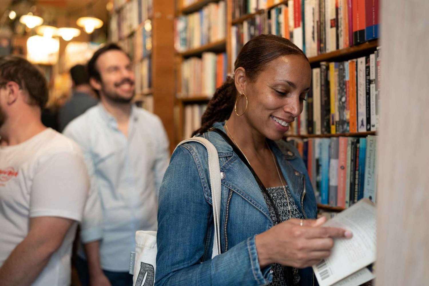 Tutustu Hemingwayn Pariisiin näyttelijäoppaan kanssa