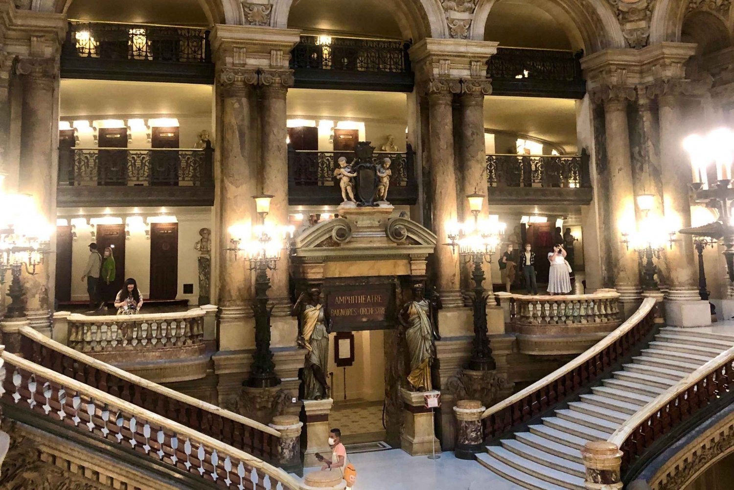 Family-friendly treasure hunt at Opera Garnier