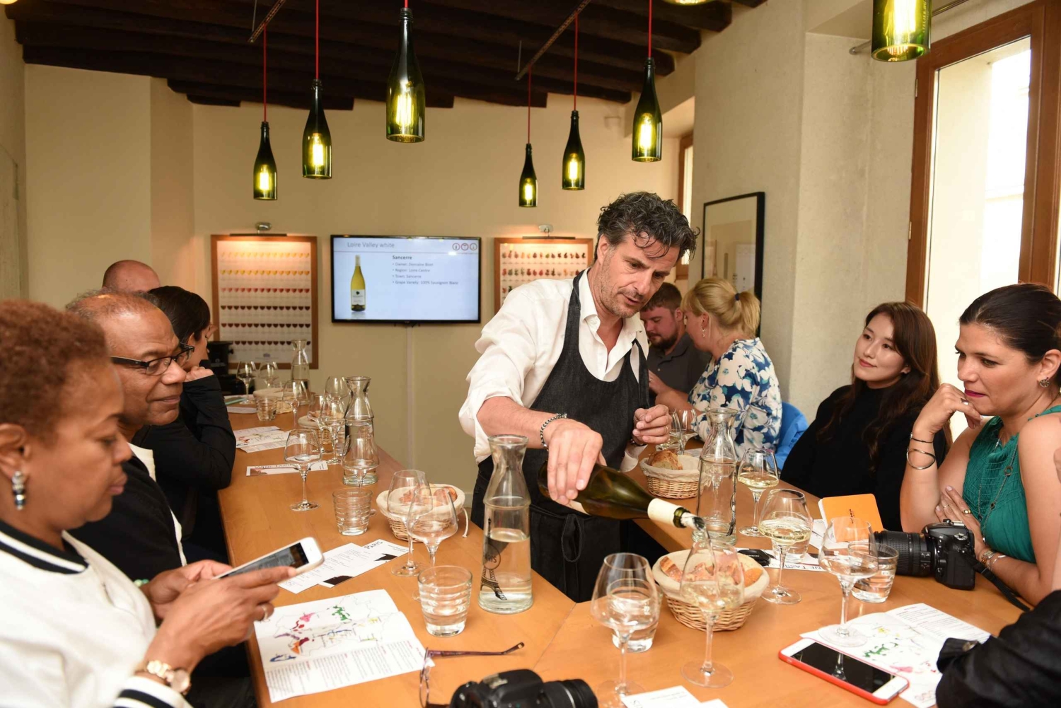 Corso di degustazione di vini francesi con un sommelier