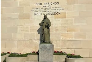 Z Paryża: wycieczka po piwnicach szampana i winnicach oraz degustacja