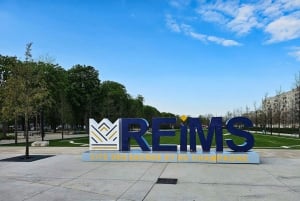 Z Paryża: wycieczka po piwnicach szampana i winnicach oraz degustacja