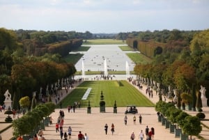 From Paris: Giverny and Versailles Palace Guided Day Trip