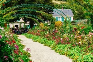 From Paris: Giverny Day Trip with Audio Guide or Live Guide