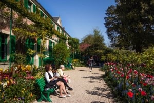 From Paris: Monet Garden & Giverny Bike Tour and Picnic Stop
