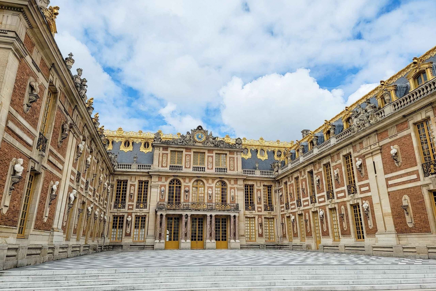 From Paris: Versailles Bike Tour with Gardens & Palace Entry