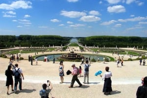 From Paris: Versailles Guided Tour by Deluxe Minibus