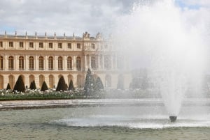 From Paris: Versailles Palace Guided Tour with Bus Transfers