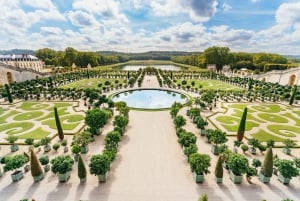 From Paris: Versailles Skip-the-Line Tour & Gardens Access