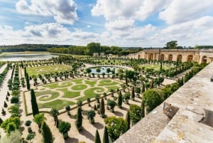 From Paris: Versailles Skip-the-Line Tour & Gardens Access