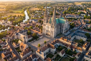Visite guidée d'une journée à Chartres avec transfert depuis Paris