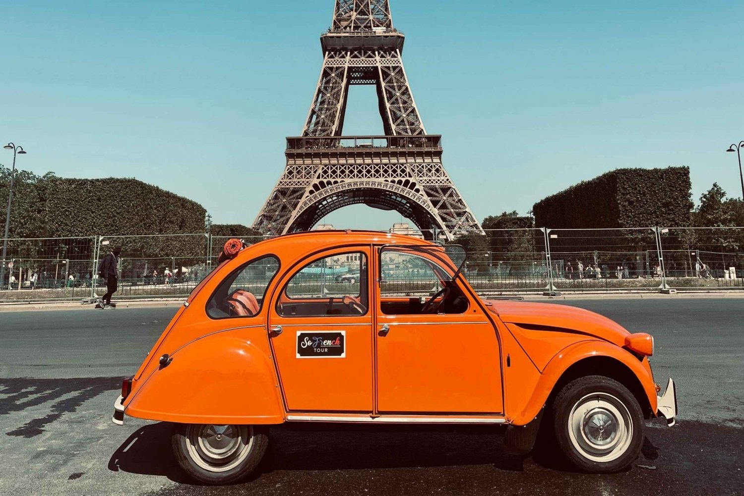 Guided Tour of Paris in Citroën 2CV