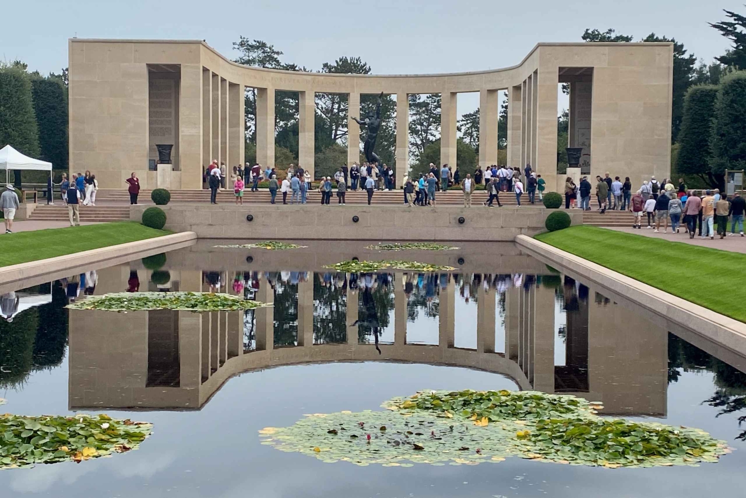 メルセデスで行く、ガイド付きモン・サン＝ミシェル＆Dデイのプライベートツアー