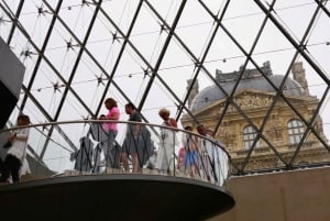 Louvre Museum: Skip-the-Line Small Group Guided Tour