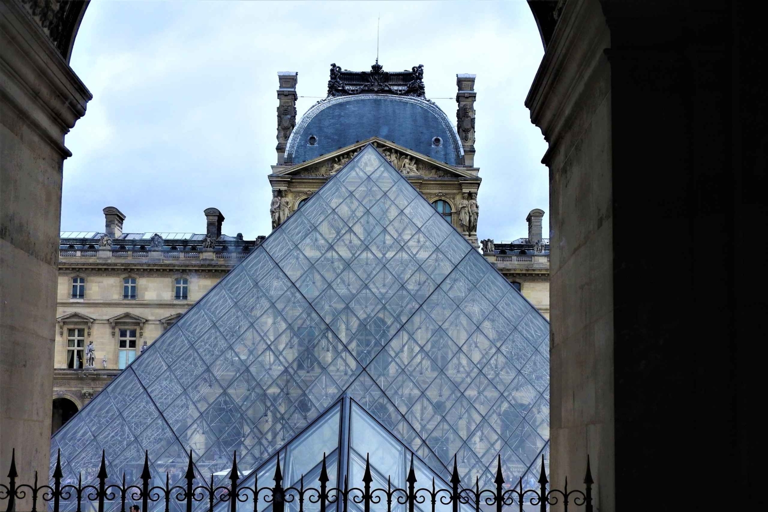 Louvre : Tuesday Exterior Walking Tour with Guide