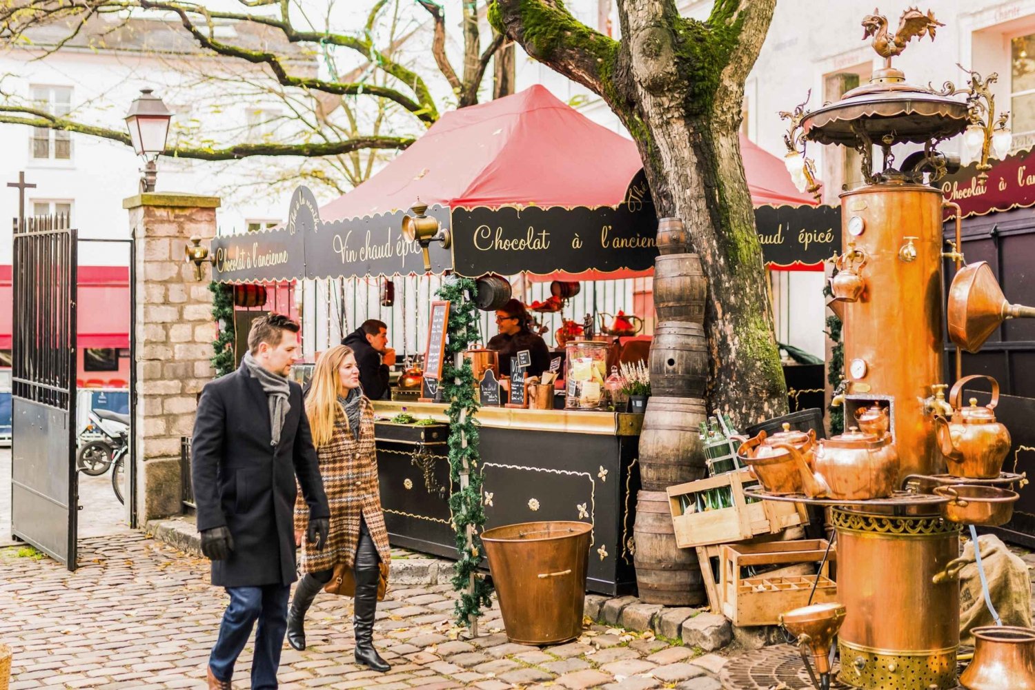 Parigi: Tour guidato a piedi di Montmartre con formaggio, vino e pasticceria