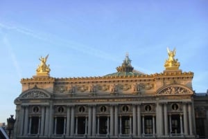 German private Walking Tour through Montmartre & Passages