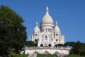 German private Walking Tour through Montmartre & Passages