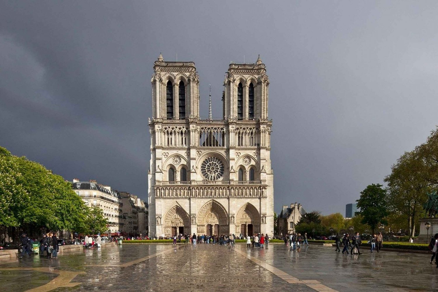 Paris: Notre Dame and City Center Tour with a Local Guide