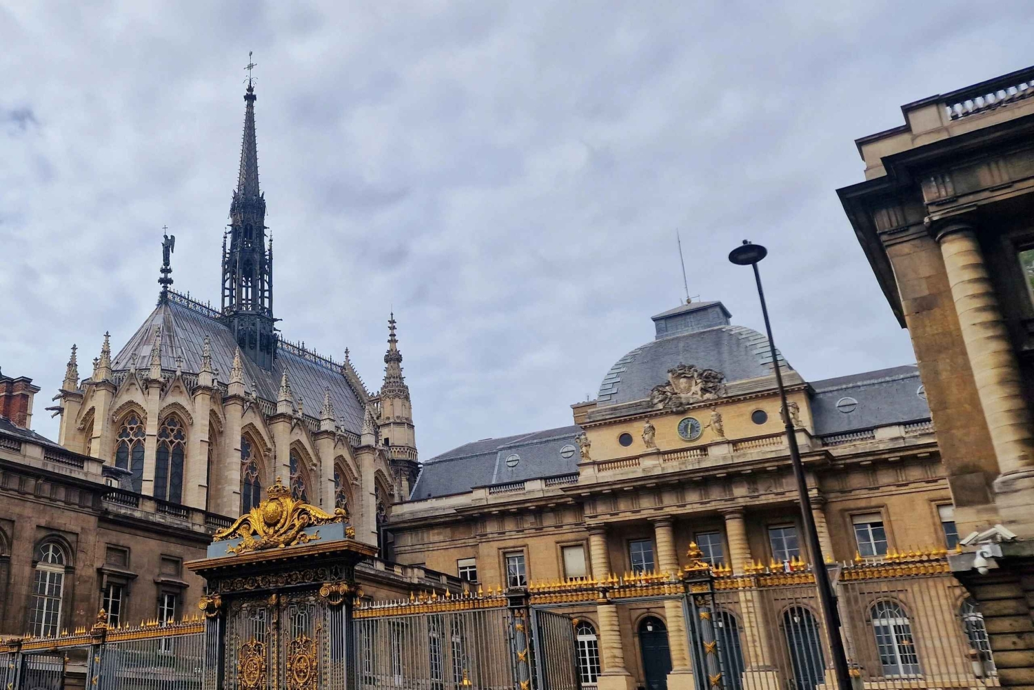 Notre-Dame utendørs tur med bakverk og inngang til Sainte-Chapelle