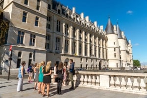 Paris: Notre-Dame Guided Tour with Access to the Cathedral
