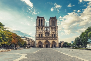 Visita al exterior de Notre-Dame y la Île de la Cité con acceso a la cripta