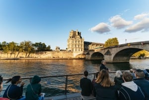 Paris: 1 timmes sightseeingkryssning och 3-rätters bistromiddag