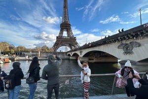 Paris: 1 timmes sightseeingkryssning och 3-rätters bistromiddag