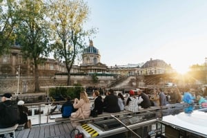 パリ：1時間の観光クルーズと3コースのビストロディナー