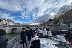 パリ：1時間の観光クルーズと3コースのビストロディナー