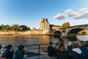 Paris: 1-Hour Sightseeing Cruise with Bistro Dinner