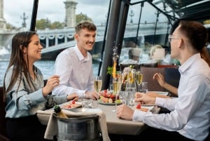 Paris: Festliche Mittagskreuzfahrt durch Paris am ersten Weihnachtsfeiertag