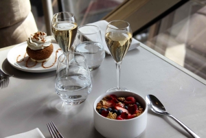 パリ：エッフェル塔のマダム・ブラッスリーでの3コースランチ