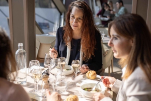 パリ：エッフェル塔のマダム・ブラッスリーでの3コースランチ