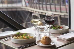 パリ：エッフェル塔のマダム・ブラッスリーでの3コースランチ