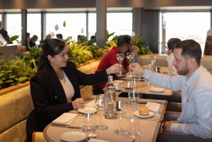 パリ：エッフェル塔のマダム・ブラッスリーでの3コースランチ