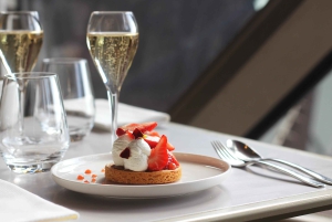 パリ：エッフェル塔のマダム・ブラッスリーでの3コースランチ