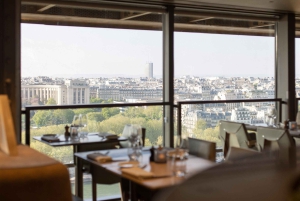 パリ：エッフェル塔のマダム・ブラッスリーでの3コースランチ