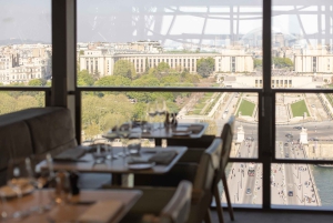 パリ：エッフェル塔のマダム・ブラッスリーでの3コースランチ