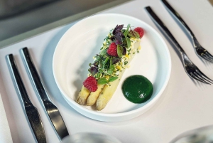 パリ：エッフェル塔のマダム・ブラッスリーでの3コースランチ